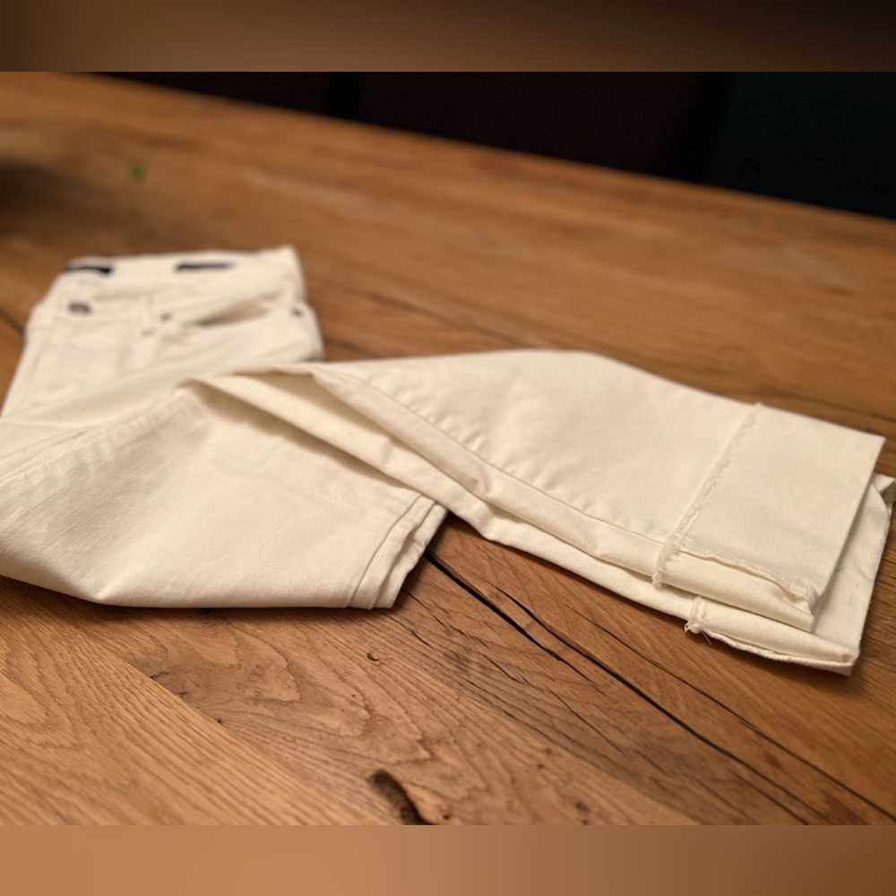 Banana Republic. Size 25. NWOT. White, girlfriend cut fold up, raw hem jeans.